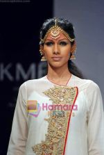 Model walk the ramp for Anand Kabra_s Show on LIFW Day1 on 18th Sep 2009 (26).JPG